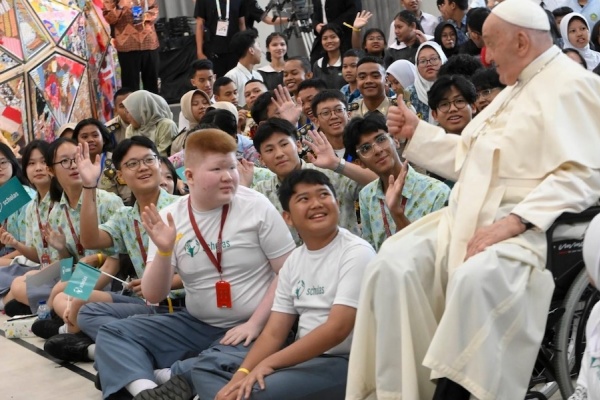 papież franciszek z młodymi